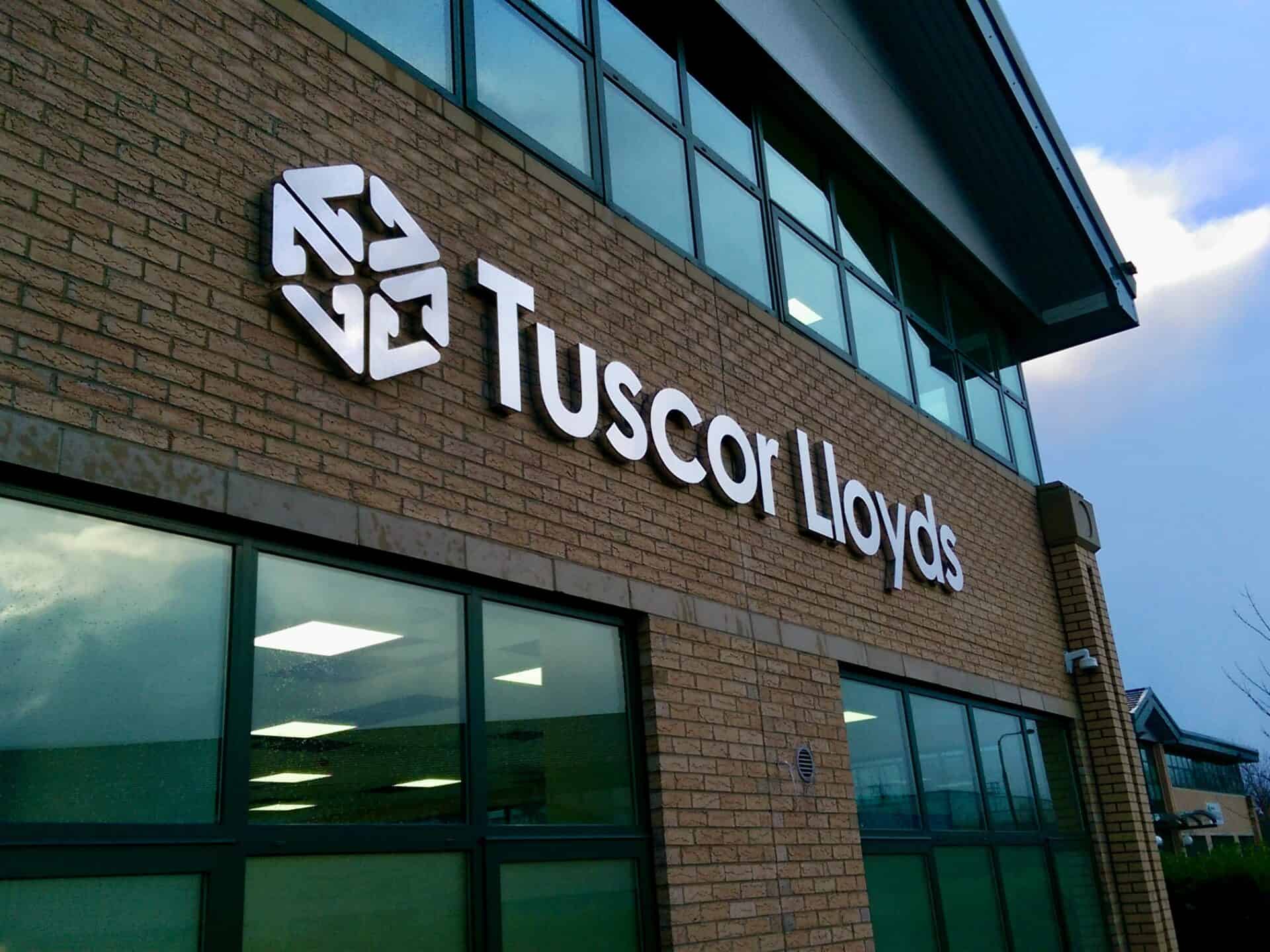 3d signage example of it standing out over a flat business sign